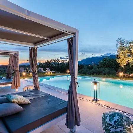 Lose The World. Find Yourself. Duemani, 8 Bedrooms, Panoramic Pool & فيلة كابانّوري