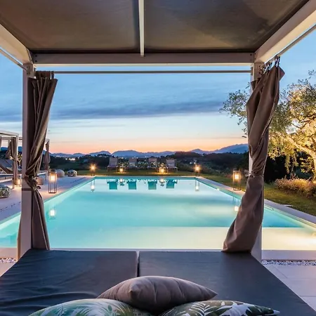 Lose The World. Find Yourself. Duemani, 8 Bedrooms, Panoramic Pool & كابانّوري